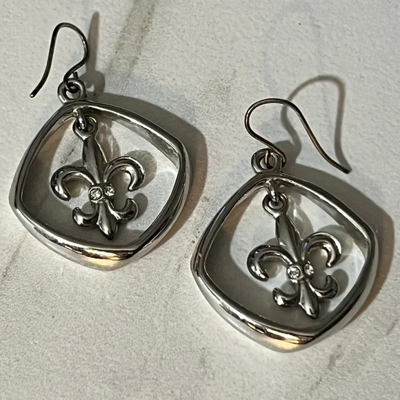Beautiful Silver Fleur de lis dangle earrings with Crystal Accents - Picture 5 of 5